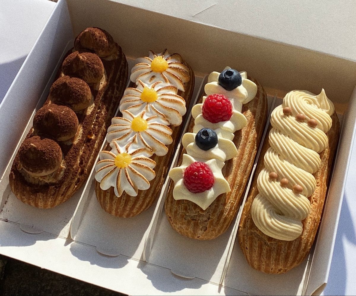 Coffret d’éclairs assortis | Taasty Cakes Coffret d’éclairs assortis — Un coffret gourmand de quatre éclairs aux finitions variées : chocolat, fruits rouges, citron et vanille. Une sélection | Taasty Cakes