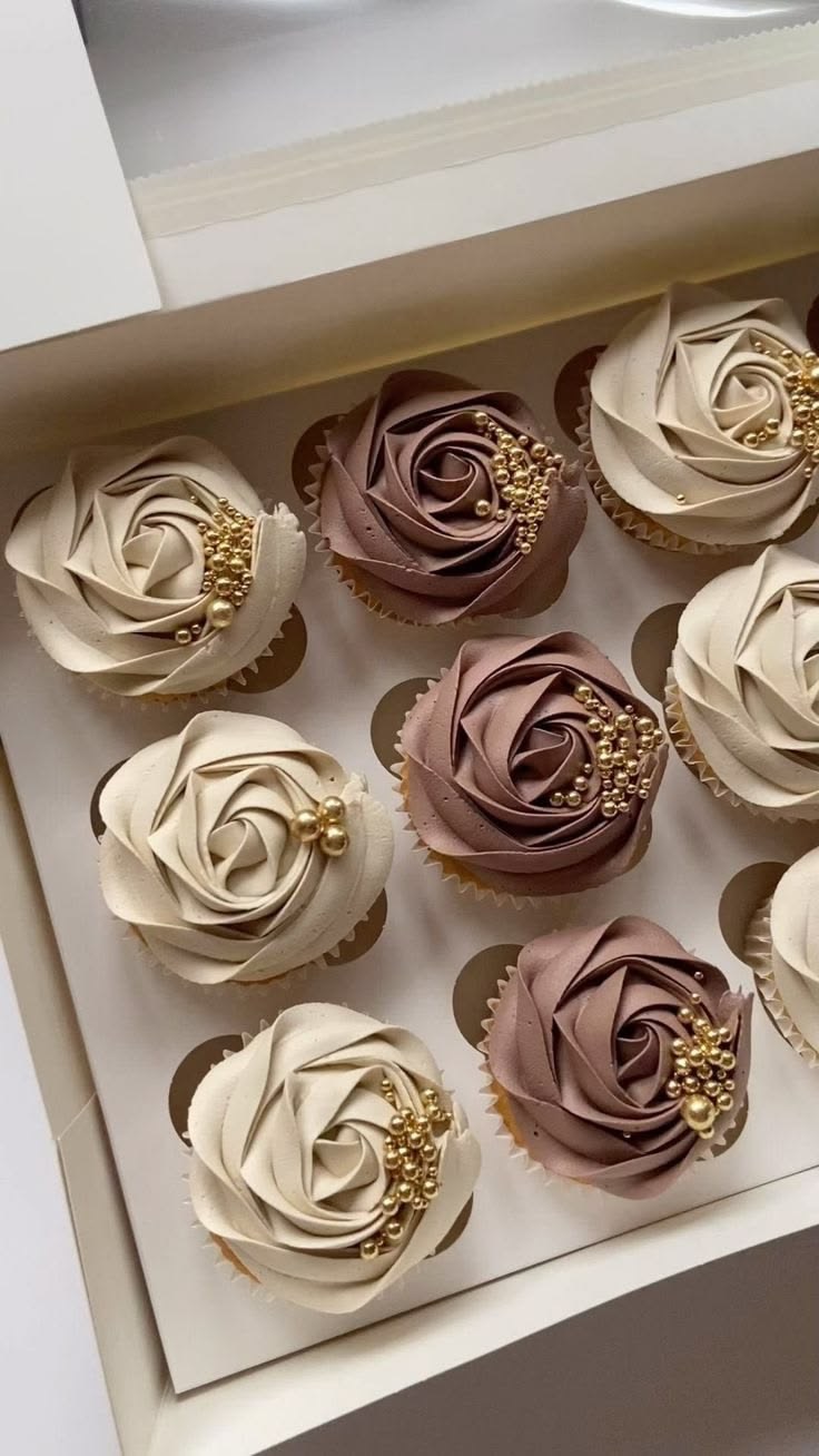Cupcakes roses et chocolat | Taasty Cakes Cupcakes roses et chocolat — Un coffret de cupcakes élégants aux parfums vanille et chocolat, décorés de généreuses fleurs en crème et de perles doré | Taasty Cakes