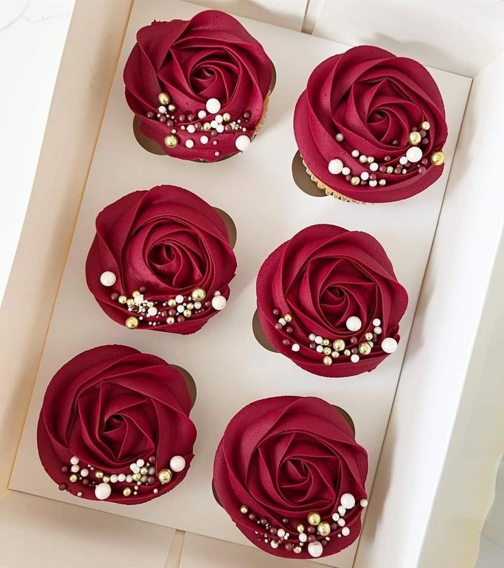Cupcakes rouges élégants | Taasty Cakes Cupcakes rouges élégants — De délicats cupcakes au cœur moelleux, recouverts d’une crème onctueuse couleur bordeaux et décorés de perles nacrées. U | Taasty Cakes