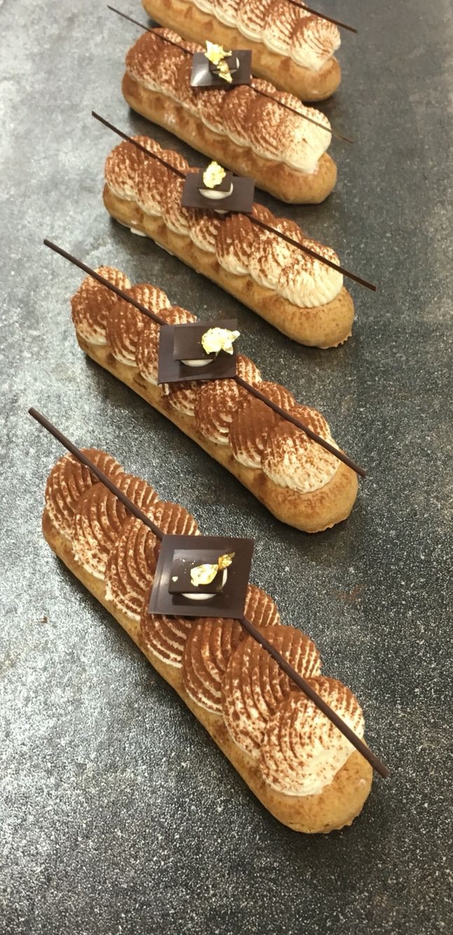 Éclairs façon tiramisu | Taasty Cakes Éclairs façon tiramisu — De savoureux éclairs garnis d’une crème légère au café, saupoudrés de cacao et décorés d’une finition chocolatée et de t | Taasty Cakes