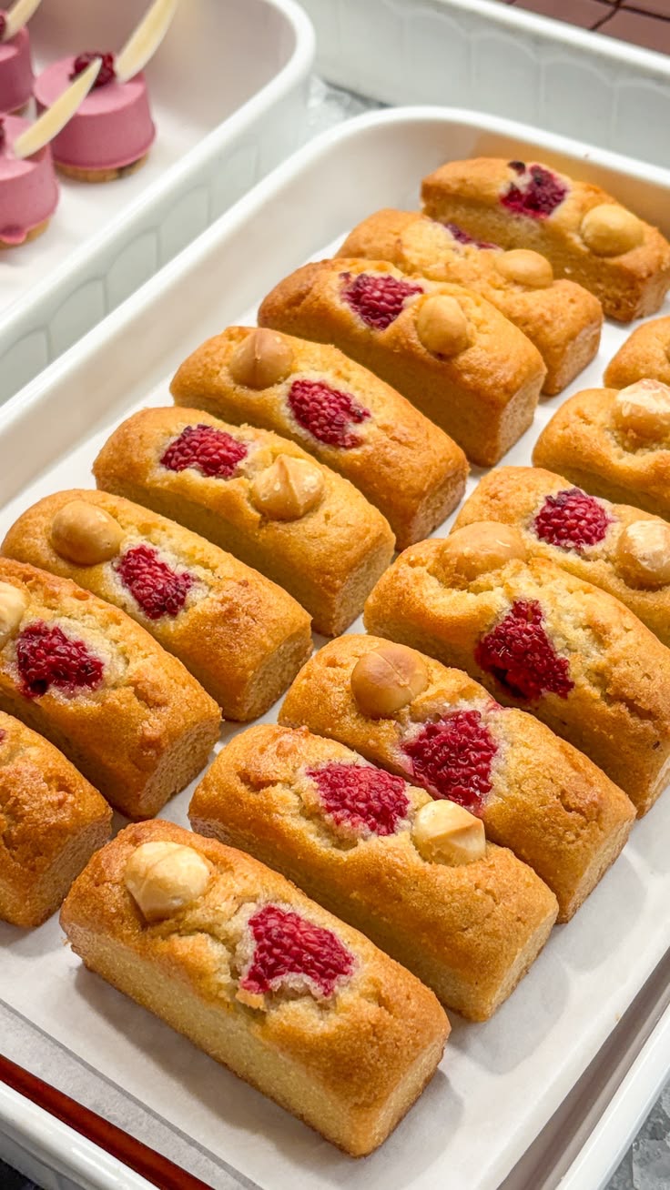 Financiers framboise et noisette | Taasty Cakes Financiers framboise et noisette — De moelleux financiers dorés, parfumés à la noisette et garnis de framboises fraîches. Une petite douceur élégante, parf | Taasty Cakes