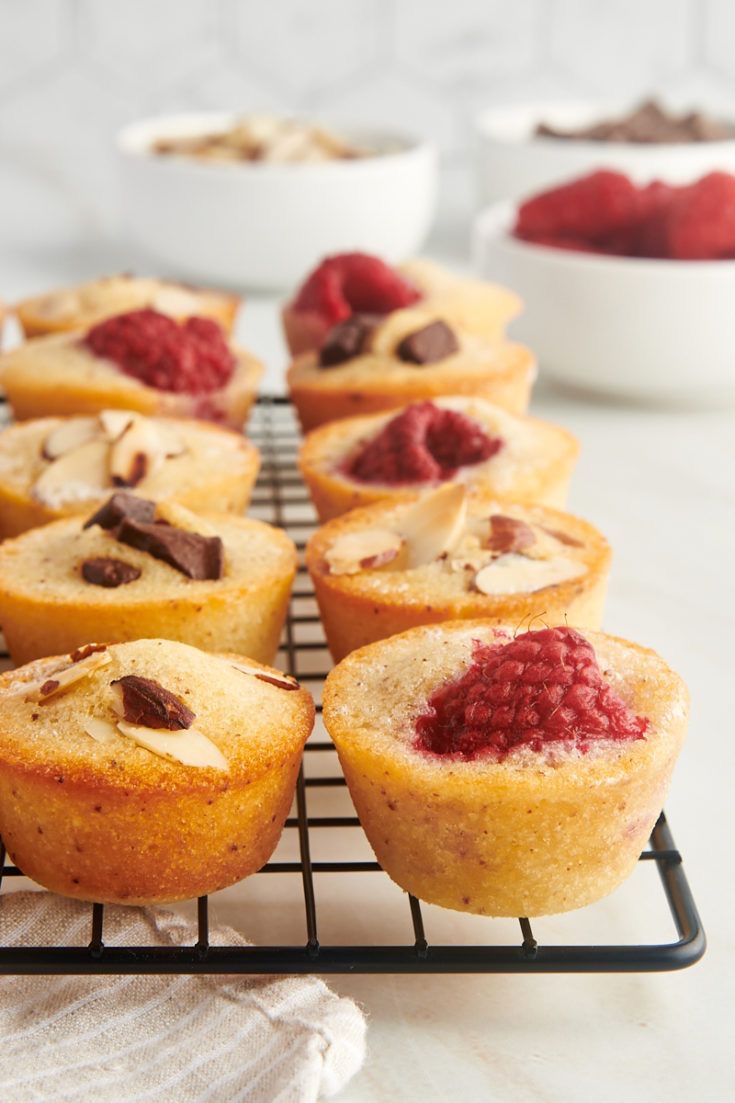 Financiers gourmands assortis | Taasty Cakes Financiers gourmands assortis — Un assortiment de financiers moelleux aux fruits rouges, aux fruits secs et aux pépites de chocolat. Des bouchées délica | Taasty Cakes