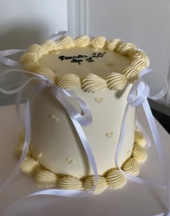 Coquette cake avec noeuds | Taasty Cakes Coquette cake avec noeuds — Un layer cake tout mignon avec un glaçage coloré à ton goût, plein de petits cœurs, des nœuds 💖
Un look girly adorable | Taasty Cakes