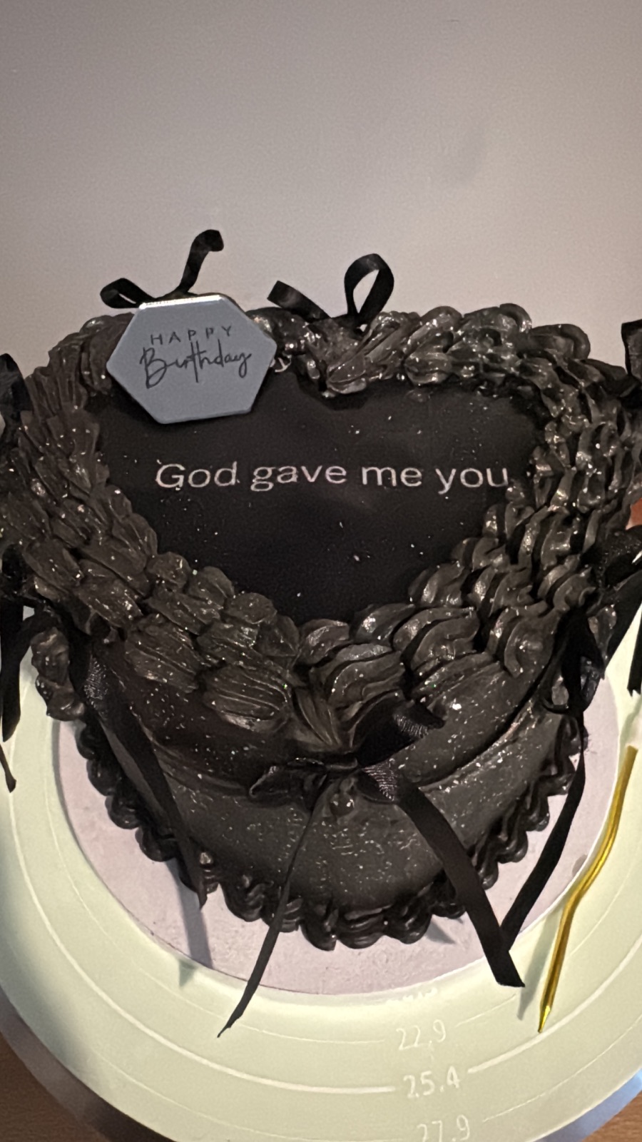 Black Heart | Taasty Cakes Black Heart — Un gâteau d’anniversaire en forme de cœur au caractère affirmé, mêlant élégance vintage et esprit glamour.
Entièrement | Taasty Cakes