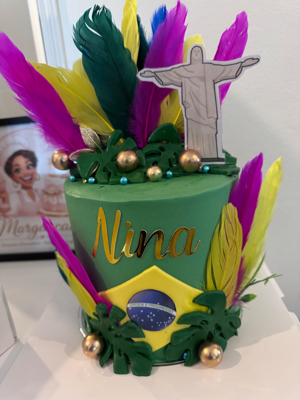 Brasil!! — Un gâteau haut en couleur pour célébrer un anniversaire sous le soleil du Brésil, habillé d’un élégant vert profond, déc | Taasty Cakes