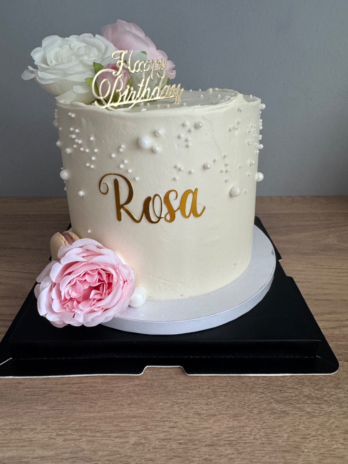 Élégance Ivoire | Taasty Cakes Élégance Ivoire — Élégance Ivoire 🤍✨
Une création sobre et raffinée où le blanc et l’or se rencontrent avec élégance.
Habillé d’une dél | Taasty Cakes