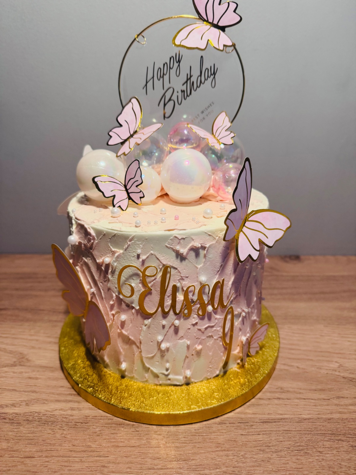 Envolée de Papillons | Taasty Cakes Envolée de Papillons — Une création douce et féerique où les papillons semblent prendre leur envol…
Habillé de délicates nuances de rose poudr | Taasty Cakes