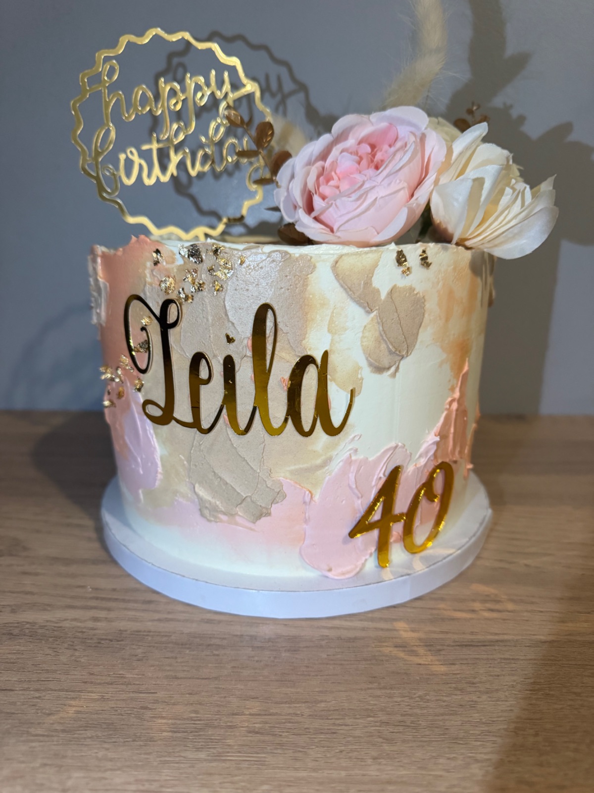 Framboisier cake | Taasty Cakes Framboisier cake — Un gâteau d’anniversaire élégant et délicat, imaginé dans des nuances de rose poudré, beige et crème, rehaussées de joli | Taasty Cakes