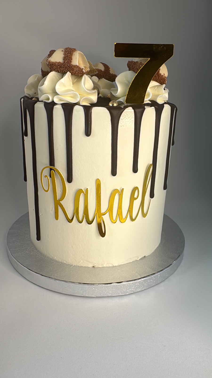 Gâteau Rafael | Taasty Cakes Gâteau Rafael — ✨ Gâteau d’anniversaire « Rafael » ✨🍫
Un gâteau tout en douceur avec une alliance vanille, chocolat et touches dorées | Taasty Cakes