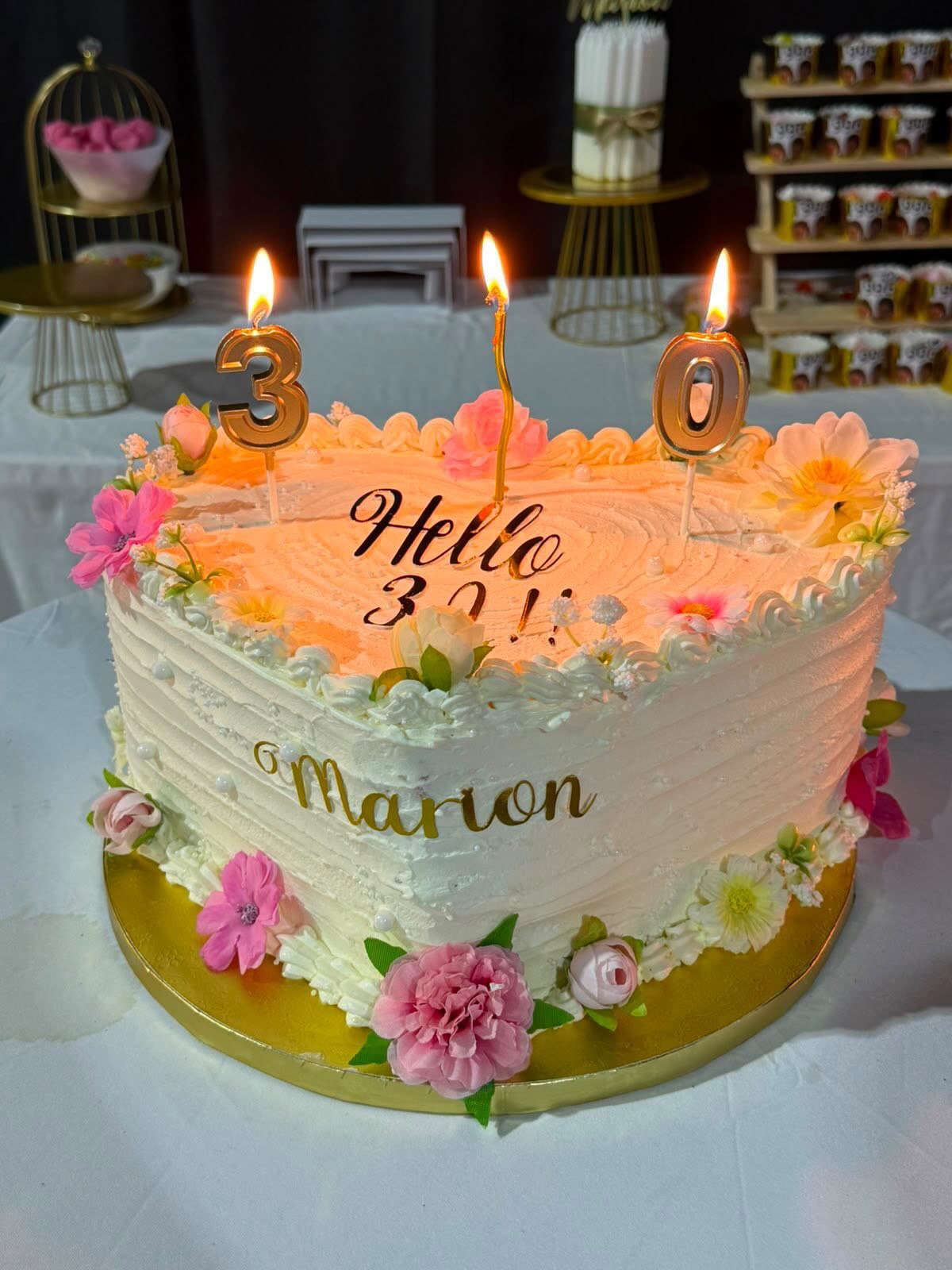 Heart cake | Taasty Cakes Heart cake — Un gâteau en forme de cœur pour fêter les 30 ans de quelqu’un de spécial.
Chaque fleur, chaque détail ont était réalisé | Taasty Cakes