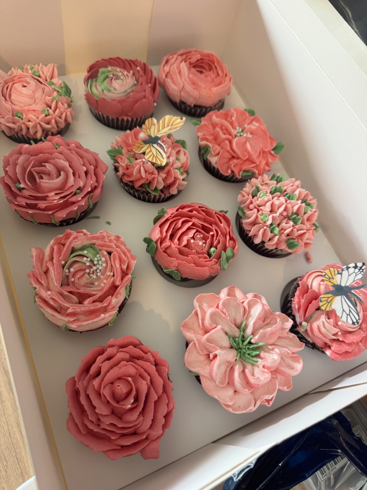 Jardin fleuri | Taasty Cakes Jardin fleuri — Cupcakes Jardin Fleuri 🌸🧁
Un véritable bouquet de fleurs à déguster !
Ces cupcakes sont décorés un à un de délicates | Taasty Cakes