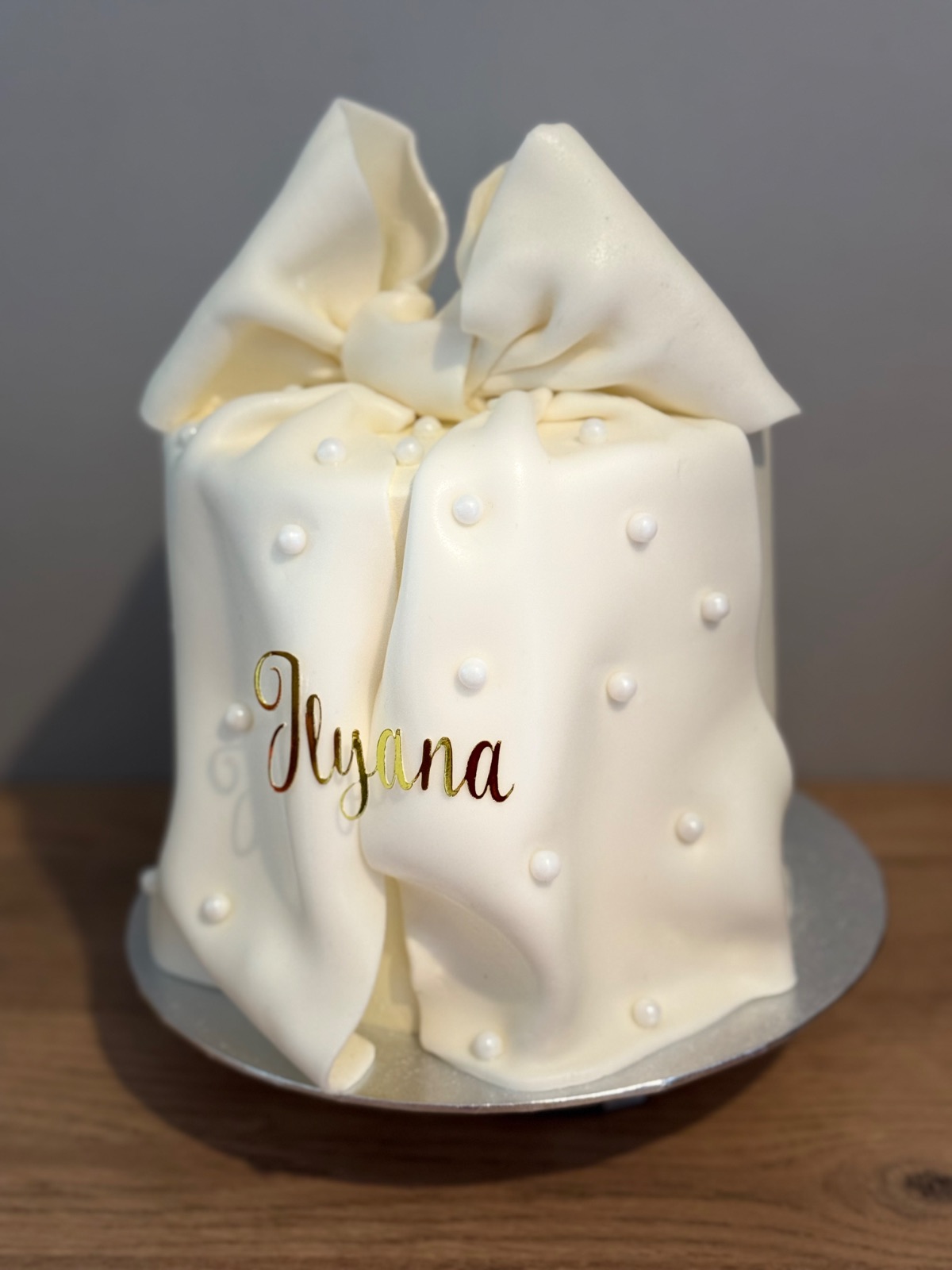 Le précieux - Gift cake | Taasty Cakes Le précieux - Gift cake — Un gâteau qui devient lui-même un cadeau !
Cette création originale reprend les codes d’un élégant paquet cadeau, entiè | Taasty Cakes