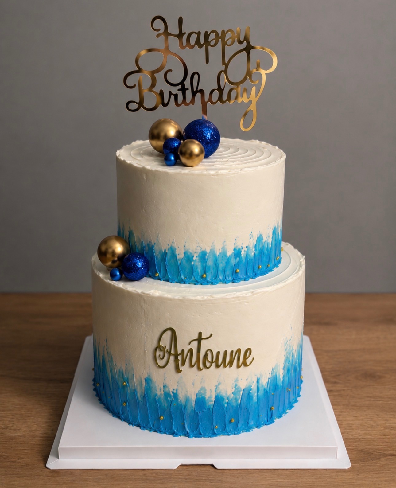 Pièce montée | Taasty Cakes Pièce montée — Un élégant gâteau d’anniversaire à deux étages, au design moderne et raffiné. 💙✨
Sa finition blanche est sublimée par | Taasty Cakes