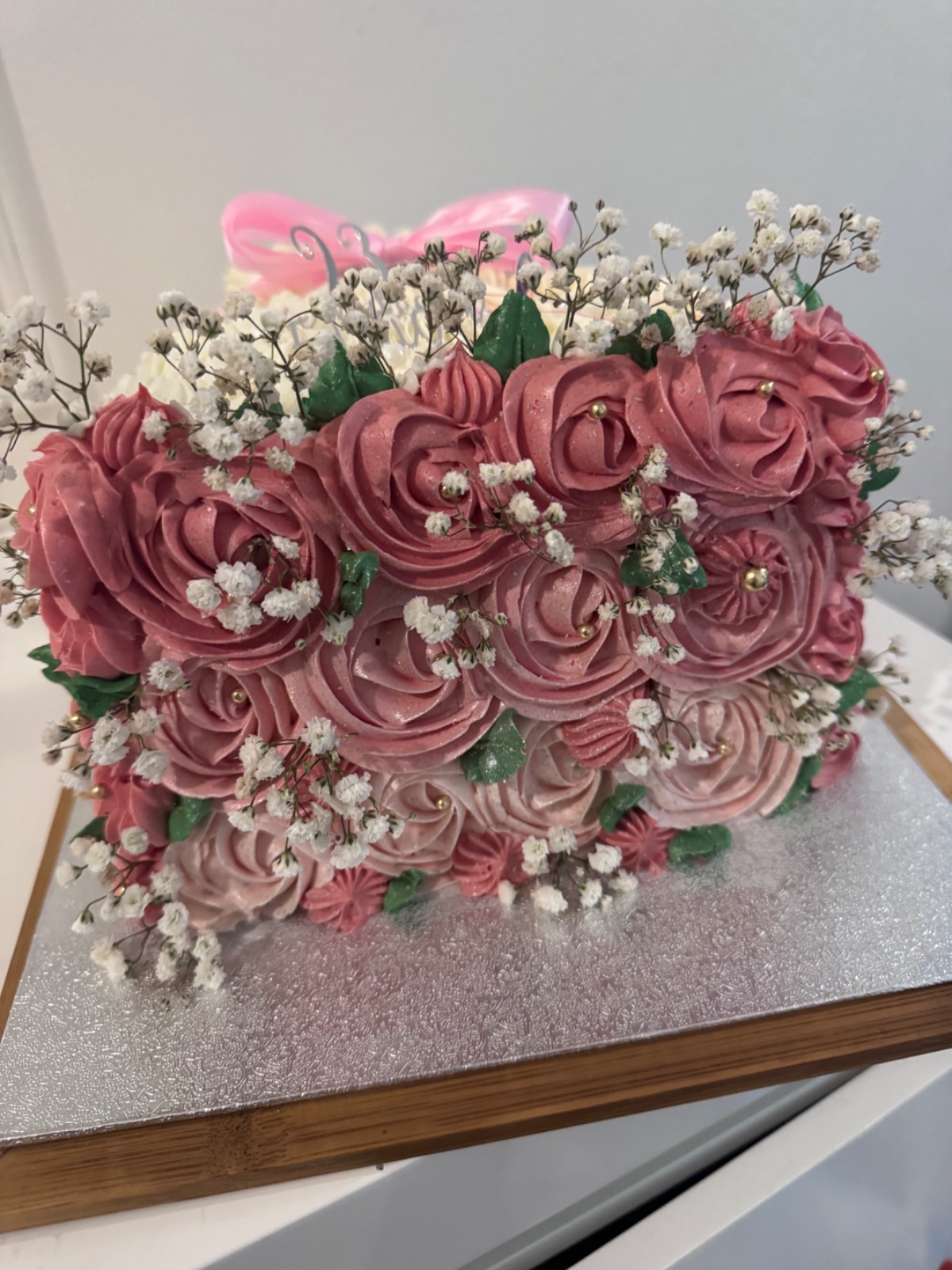 Rose élégance  — Un joli layer cake fleuri aux tons rose poudré et blanc, entièrement décoré à la poche à douille de délicates roses en c | Taasty Cakes