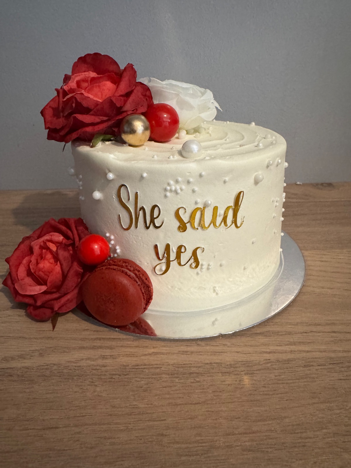 She Said Yes – Gâteau de fiançailles | Taasty Cakes She Said Yes – Gâteau de fiançailles — Un cake design romantique et élégant spécialement imaginé pour célébrer une demande en mariage ou des fiançailles.
Habi | Taasty Cakes