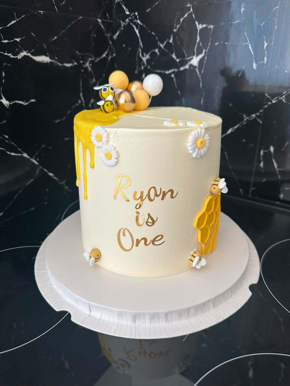 Layer Cake - Thème Abeille | Taasty Cakes Layer Cake - Thème Abeille — Idéal pour les grands et les petits mon client m'a fait confiance pour les 1 an de son fils. Le gâteau avait pour thème | Taasty Cakes