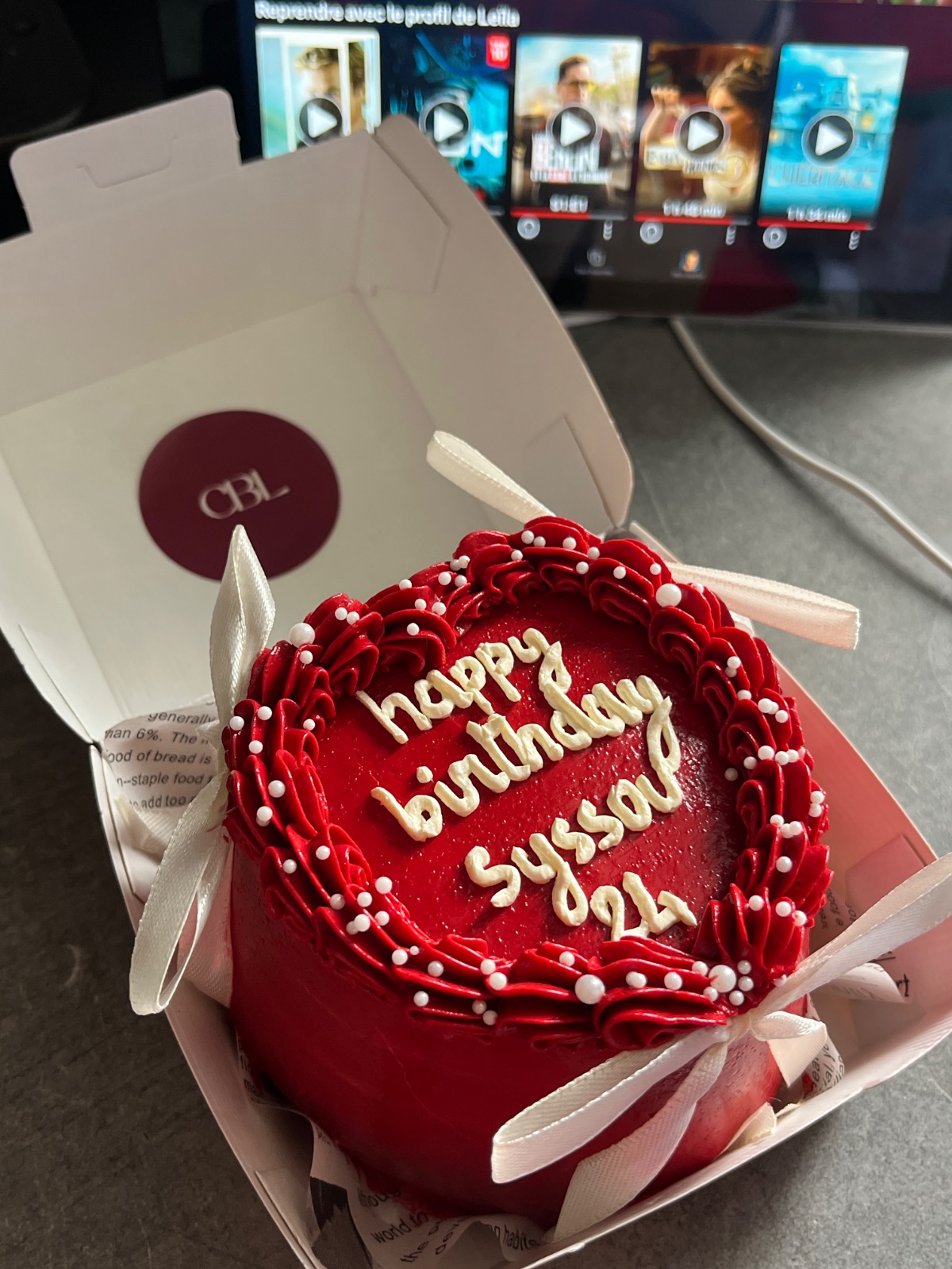 Bento cake cœur rouge | Taasty Cakes Bento cake cœur rouge — Un joli bento cake en forme de cœur pour une occasion, avec un intérieur en chantilly mascarpone ainsi que de la fraise | Taasty Cakes