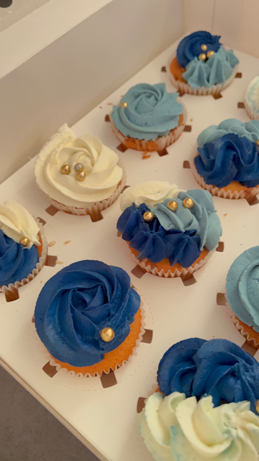 Cupcakes Bleu | Taasty Cakes Cupcakes Bleu — Des cupcakes pour un anniversaire dans le thème bleu nuit 💙 | Taasty Cakes
