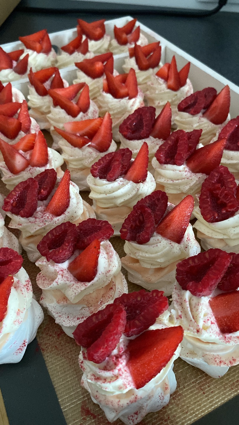 Pavlova | Taasty Cakes Pavlova — Pour vos anniversaires, mariages, baptêmes, réceptions ou tout autre événement, je vous propose des Pavlovas gourmandes | Taasty Cakes