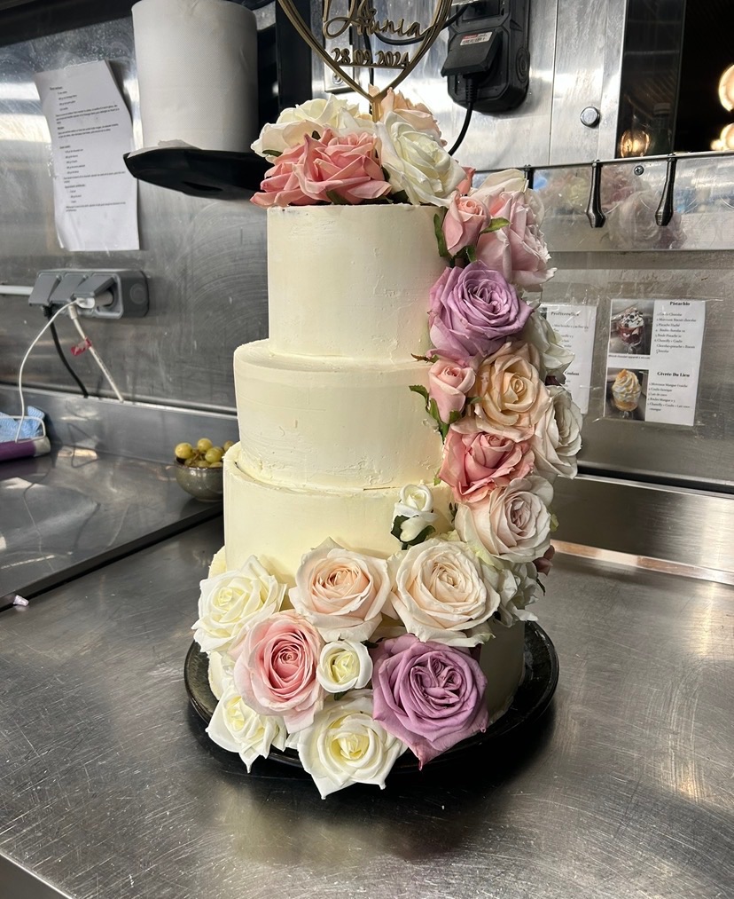 Pièce montée /gâteau mariage | Taasty Cakes Pièce montée /gâteau mariage — Pour vos mariages, anniversaires, baptêmes, fiançailles ou tout autre événement, je vous propose des pièces montées enti | Taasty Cakes