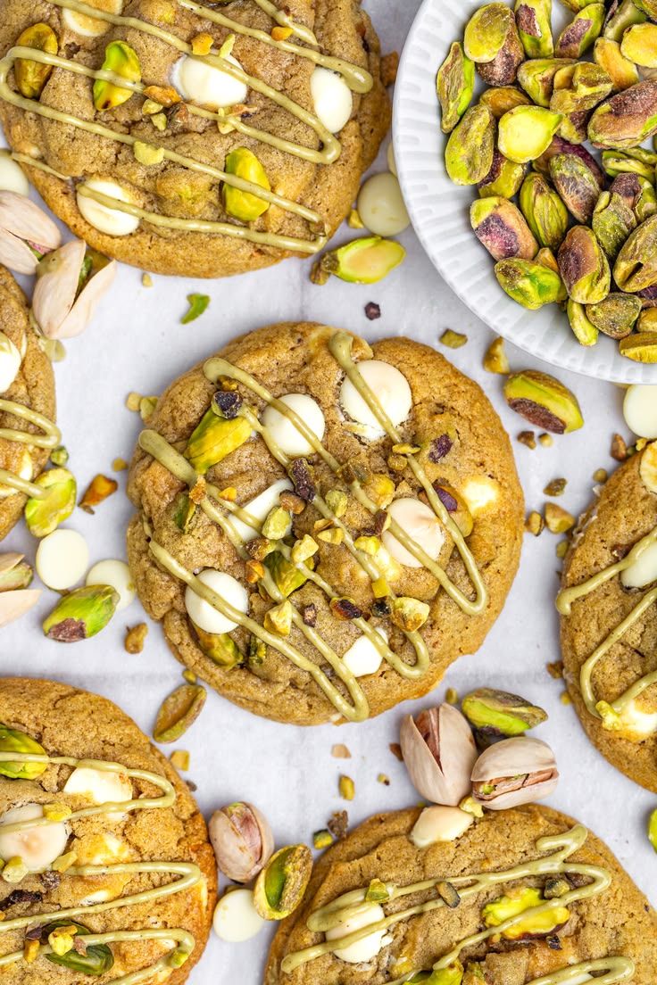 Cookie Pistache | Taasty Cakes Cookie Pistache — Un cookie moelleux garni d'une généreuse crème de pistache, avec des éclats de pistaches croquantes. L'équilibre parfait | Taasty Cakes