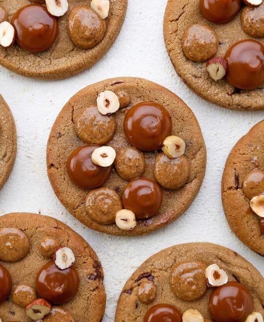 Cookie Peanut | Taasty Cakes Cookie Peanut — Un cookie ultra fondant aux cacahuètes, généreusement garni de beurre de cacahuète crémeux et parsemé d'éclats de cacahu | Taasty Cakes