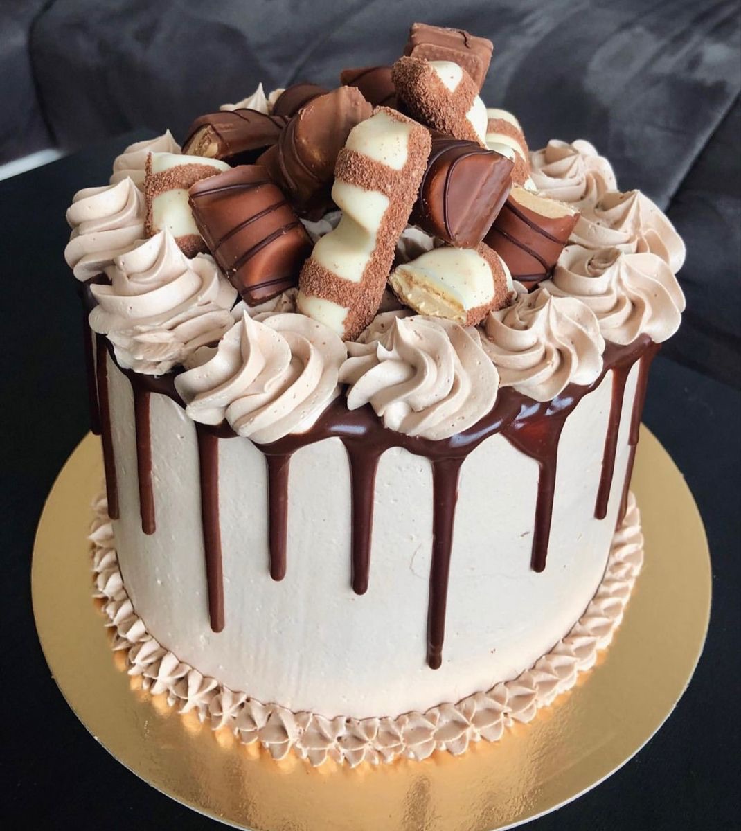 Drip Cake chocolat gourmand | Taasty Cakes Drip Cake chocolat gourmand — Un drip cake au chocolat intense, recouvert d’un glaçage gourmand et décoré de généreuses rosaces de crème et de confise | Taasty Cakes
