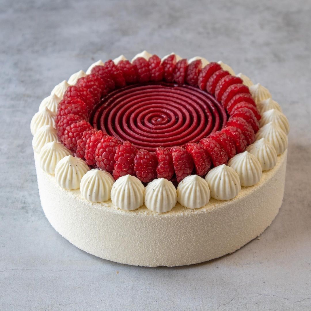 Entremets framboise chocolat | Taasty Cakes Entremets framboise chocolat — Un entremets frais et fruité associant la douceur d’une mousse vanillée à la puissance d’un cœur framboise, avec une déc | Taasty Cakes