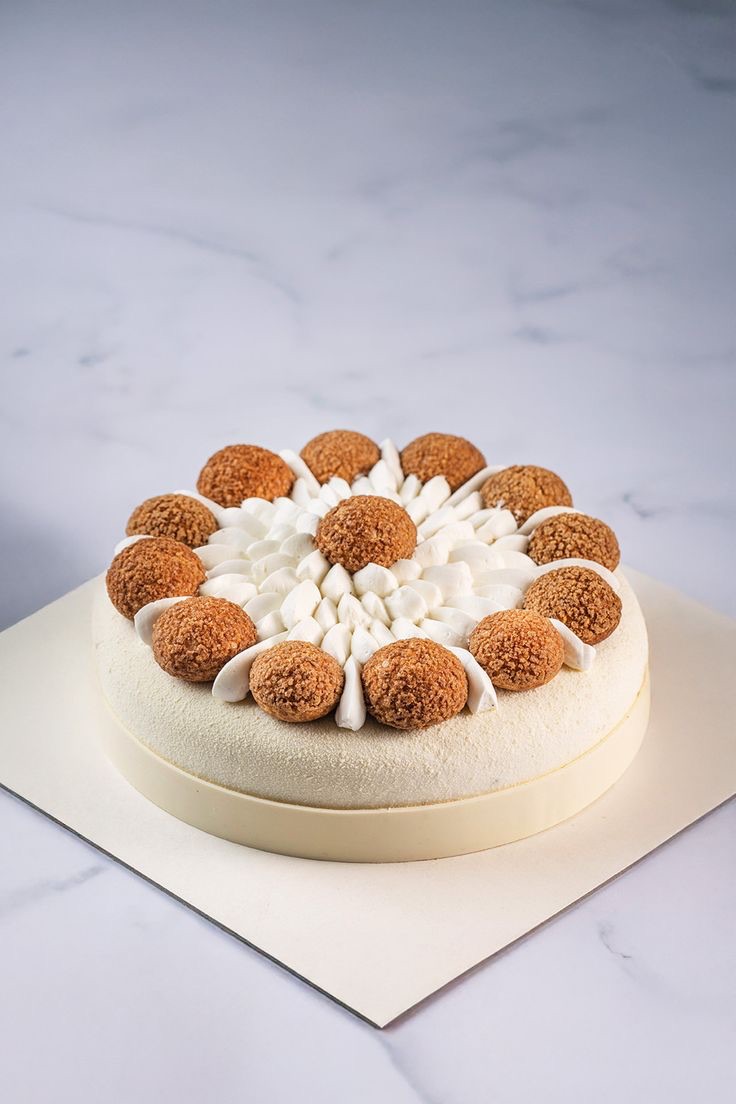 Entremets vanille noisette | Taasty Cakes Entremets vanille noisette — Un entremets délicat à la vanille et à la noisette, recouvert d’une finition blanche élégante et décoré de petites bouch | Taasty Cakes