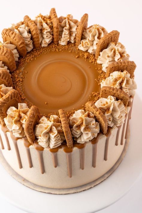Layer Cake spéculoos caramel | Taasty Cakes Layer Cake spéculoos caramel — Un layer cake fondant aux notes de spéculoos et de caramel, décoré de crème fouettée, de biscuits croustillants et d’un | Taasty Cakes